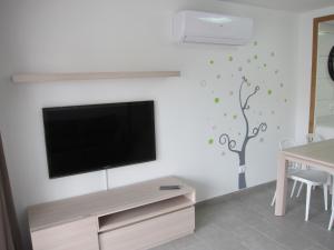 萨洛Enjoy Salou Apartment的客厅设有壁挂式平面电视。