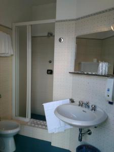 奥杰比奥IL万博乐酒店的一间带水槽、卫生间和镜子的浴室