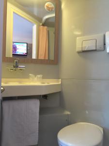 圣让德韦达西蒙彼利埃 - 圣让维达普瑞米尔经典酒店的一间带水槽、卫生间和镜子的浴室