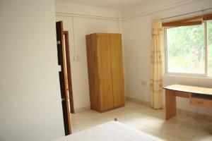 昂斯布瓦洛朱莉度假屋的客房设有木制橱柜和窗户。