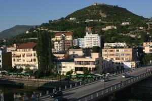 莱什Hotel Siklad的一座有桥和山的城市
