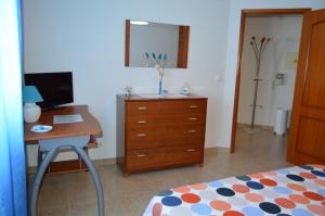 佩尼契Apartamento na Cidade do Surf的一间卧室配有一张桌子、一台电脑和一张床