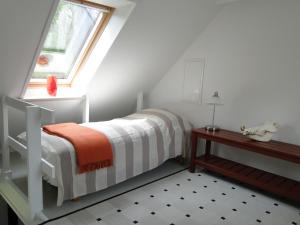 SkallerupDyssegaard B&B的一间小卧室,配有床和窗户