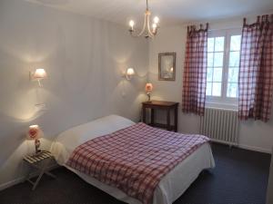 米拉康塔尔领导酒店及餐厅的一间小卧室,配有床和窗户
