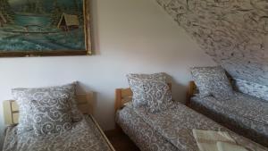 科伦德Korond Mako panzio的一间房间,配有两把椅子和一张墙上的照片