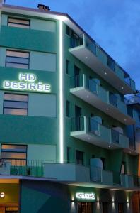 圣贝内代托-德尔特龙托Hotel Désirée的上面有hfd防御标志的建筑