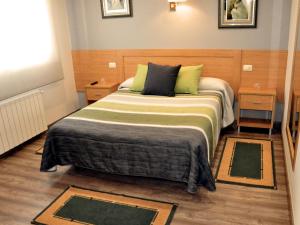贡多马尔帕斯旅馆的卧室配有一张床,地板上铺有2个地毯。