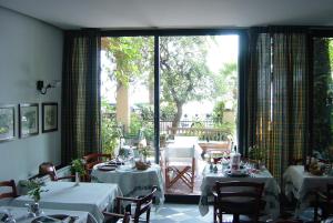 阿拉西奥布利瓦吉酒店的餐厅设有桌椅和大窗户。