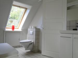 SkallerupDyssegaard B&B的白色的浴室设有卫生间和窗户。