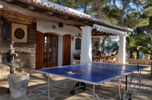 圣安东尼奥Villa Colina Ibiza的房屋前的乒乓球桌