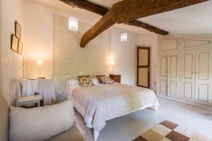 Abiadavaquero casa rural alquiler completo的卧室配有白色的床和2个枕头