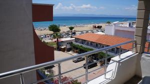 艾瓦勒克海洋酒店的从大楼的阳台上可欣赏到海滩景色