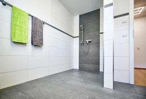 福格茨堡Müller s Ferienhäusle UG的拥有白色墙壁和淋浴的浴室