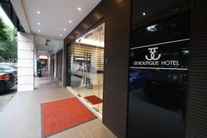 八打灵再也33 Boutique Hotel Bandar Sunway的商店门上带有标志的建筑物