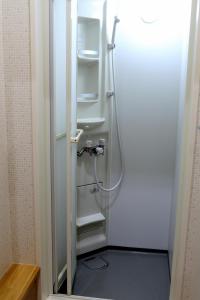 札幌八号旅馆的浴室设有淋浴,浴室设有门