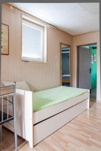 扎耶奇帕拉维达旅馆的一间小卧室,配有床和窗户