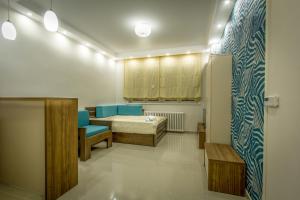 贝尔格莱德Apartments Jevremova的一间医院间,配有床和蓝色椅子