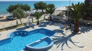 利迈纳里亚Boutique Giannikis By The Beach的海滩旁游泳池的顶部景色