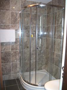 爱丁堡Edinburgh House Hotel的浴室里设有玻璃门淋浴