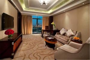 上海上海绿瘦酒店的带沙发和电视的客厅