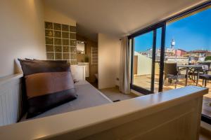 帕拉弗鲁赫尔Can Tarongeta Apartments的一间卧室设有一张床,享有阳台的景色
