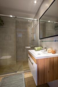 帕拉弗鲁赫尔Can Tarongeta Apartments的一间带水槽和淋浴的浴室