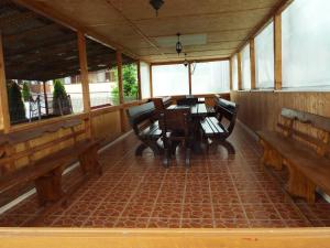 莱普沙弗洛拉汽车旅馆的用餐室配有木长椅和桌子