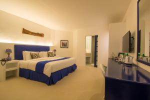 长滩岛长滩岛GT酒店的一间卧室配有一张床和一台电视
