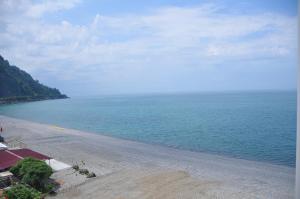 卡瓦拉提黑海酒店的一片空旷的海滩,毗邻一大片水
