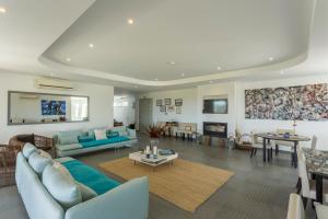 奥良Guesthouse Quinta Saleiro的客厅配有蓝色的沙发和桌子