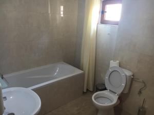 OryakhovoThe Old House的浴室配有卫生间、浴缸和水槽。