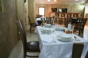 OryakhovoThe Old House的一间用餐室,配有一张带白色桌布的桌子