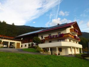 文斯Ferienwohnung Berghof Pixner的一座大型建筑,上面设有阳台