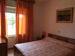 利尼亚诺萨比亚多罗Pensione Giardino的一间卧室设有一张床和一个窗口