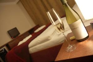 布拉格瑞兰克斯旅馆的一瓶葡萄酒和一杯酒在桌子上