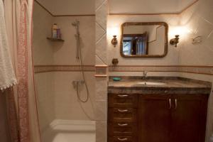 卡皮雷拉Casa Loles的带淋浴、盥洗盆和镜子的浴室