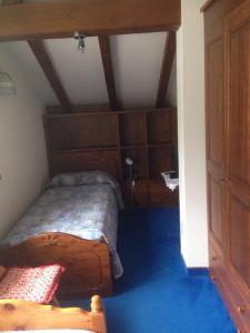 圣马蒂诺-迪卡斯特罗扎Villa San Martino的一间卧室配有一张带木制床头板的床