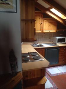 圣马蒂诺-迪卡斯特罗扎Villa San Martino的厨房配有木制橱柜和炉灶烤箱。