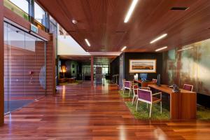 弗朗兹约瑟夫特瓦诺伊森林酒店的配有木地板和紫色椅子的办公大堂
