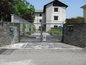 Vanzaghello拉柏特伽戴尔发勒内姆酒店的一座带栅栏的房子前的大门