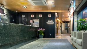 首尔日安酒店的餐厅的大堂,带花台