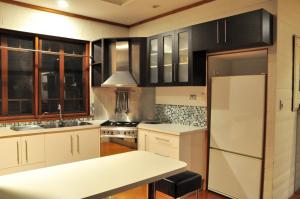 拜伦湾布里斯花园酒店的厨房配有黑色橱柜和白色冰箱。