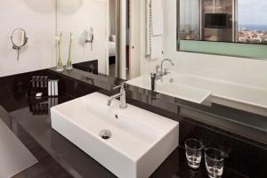 巴塞罗那美利亚巴塞罗那天空四星级酒店的一间带两个盥洗盆和大镜子的浴室