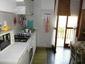 Teriasca拉玛格丽特迪特里亚斯卡住宿加早餐旅馆的白色的厨房配有炉灶和水槽