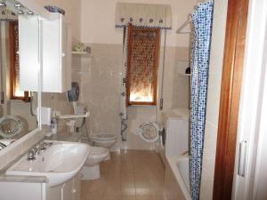 Teriasca拉玛格丽特迪特里亚斯卡住宿加早餐旅馆的浴室配有盥洗盆、卫生间和浴缸。