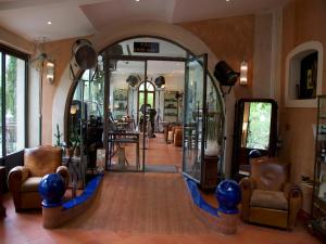 穆斯捷-圣玛丽菲尔莫玫瑰迷人酒店的大堂设有入口,配有椅子和镜子