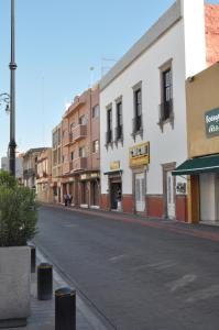 伊拉普阿托圣卡洛斯酒店的一座有建筑的城市里空荡荡的街道