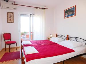 布德瓦Villa Jovana Sea View的一间卧室配有两张带红毯的床