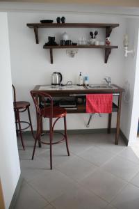 维尔扬迪Trepimäe Guest Apartment的厨房配有带2把椅子的桌子和水槽