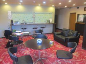 筑波山九酒店的一间会议室,配有椅子、桌子和沙发